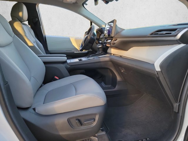 Used 2026 Toyota Sienna XLE FWD image 25