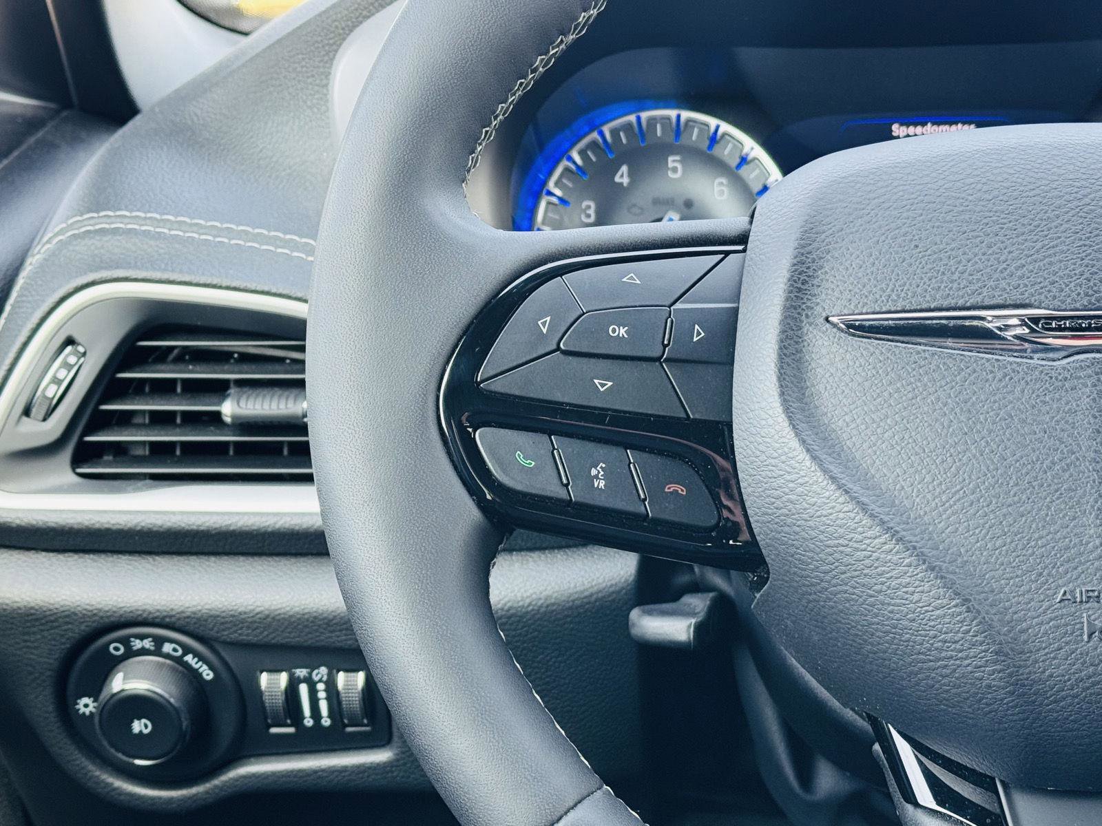 Used 2023 Chrysler Pacifica Touring-L w/ Uconnect Theater Family Group image 22