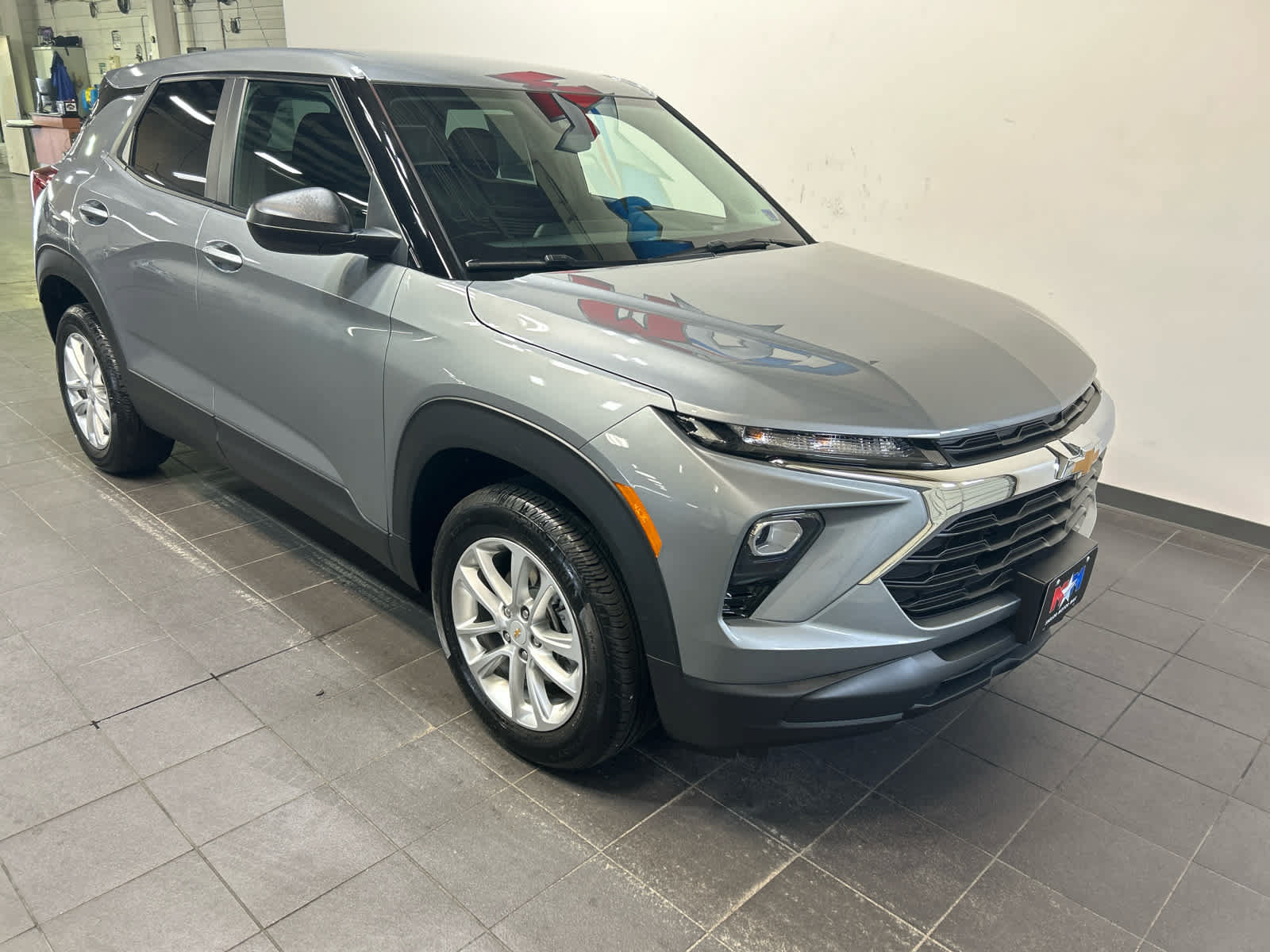Used 2025 Chevrolet TrailBlazer LS w/ LS Convenience Package AWD/4WD image 2