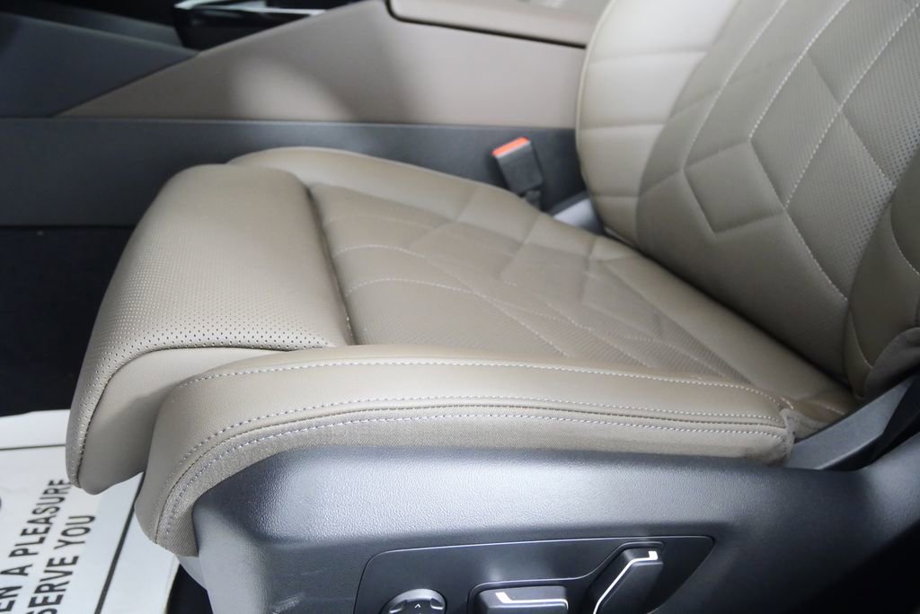 Used 2026 BMW 540i xDrive w/ M Sport Package image 10