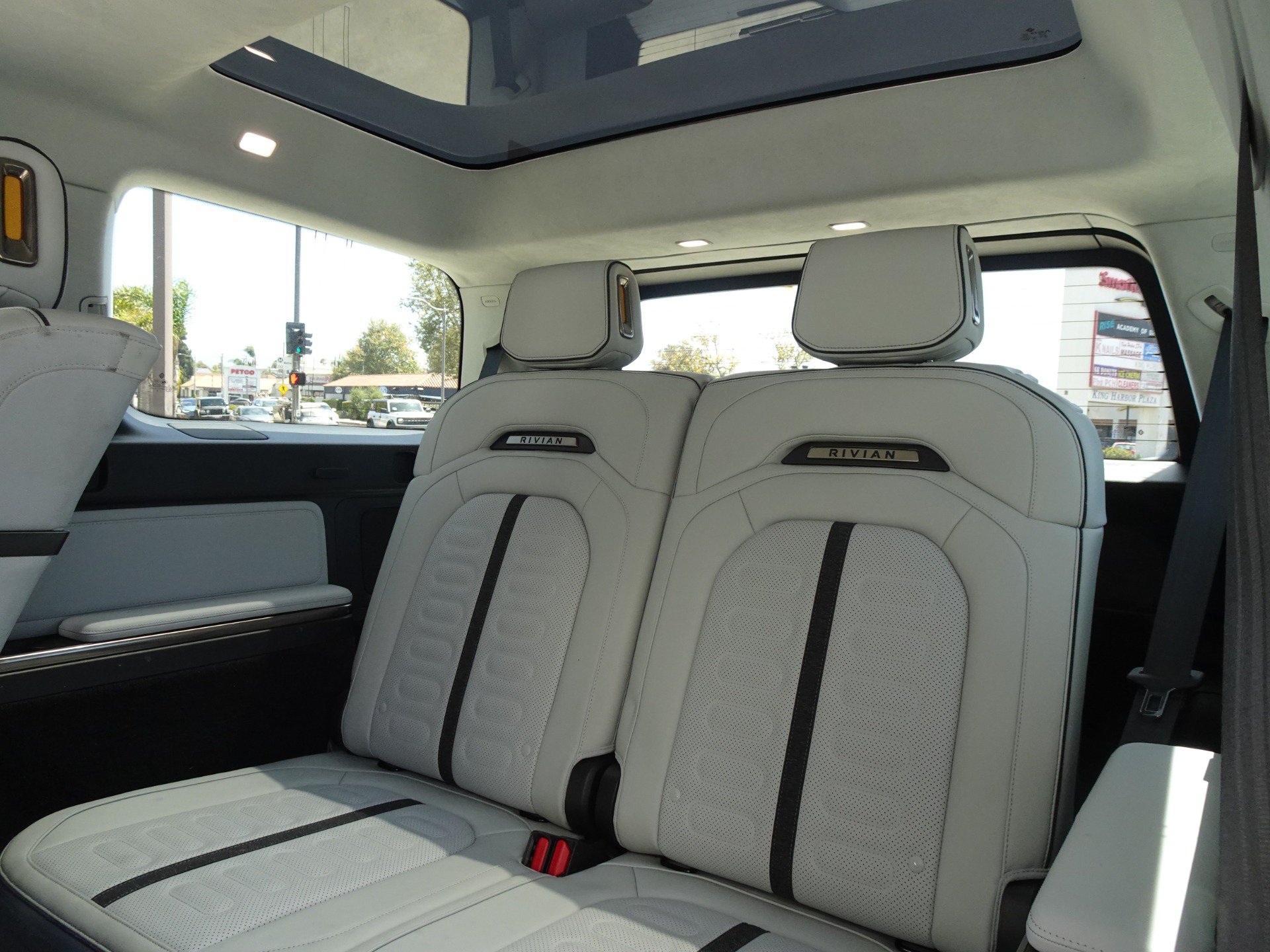 Used 2024 Rivian R1S Adventure AWD/4WD image 14