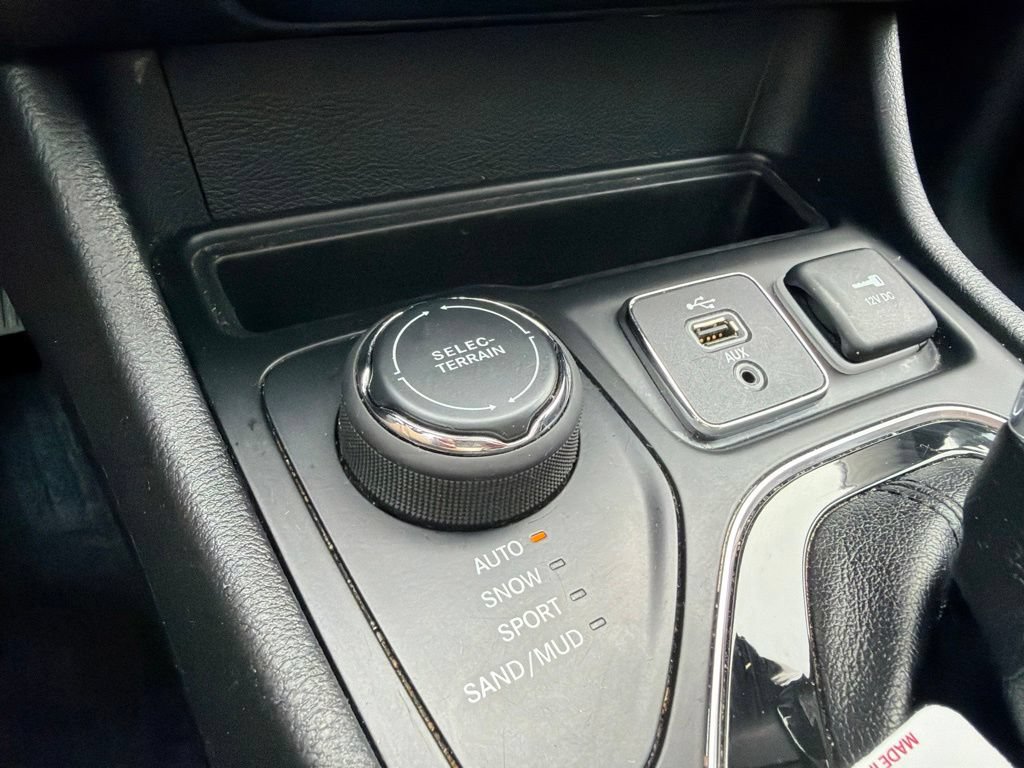 Used 2019 Jeep Cherokee Limited w/ Luxury Group AWD/4WD image 15