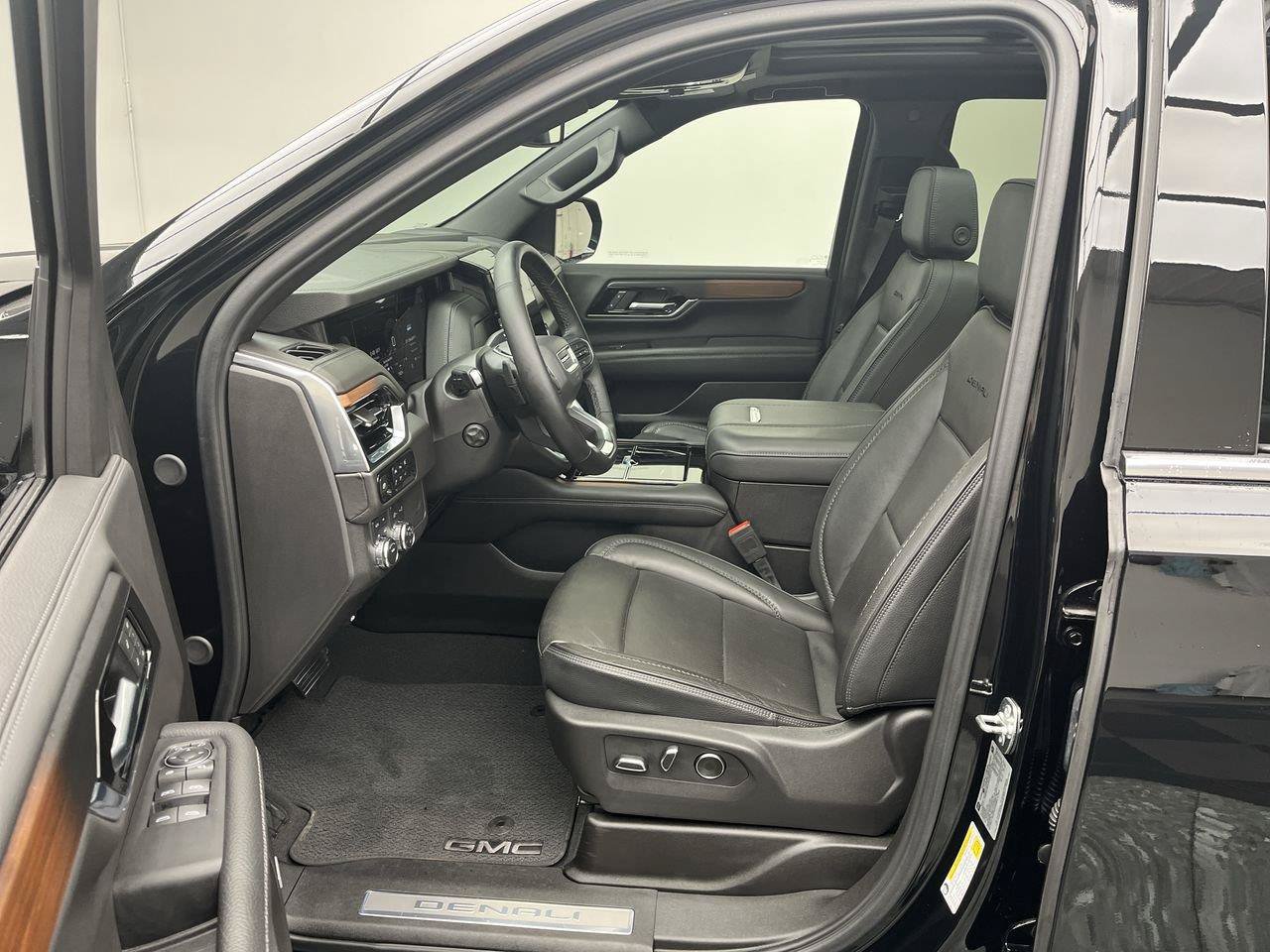 Certified 2025 GMC Yukon Denali w/ Sun & Power Step Package AWD/4WD image 3
