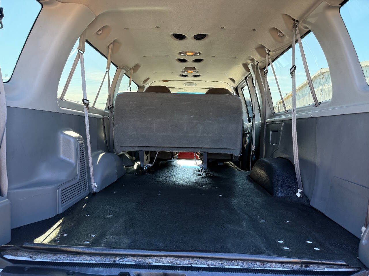 Used 2005 Ford E-350 and Econoline 350 XL RWD image 10