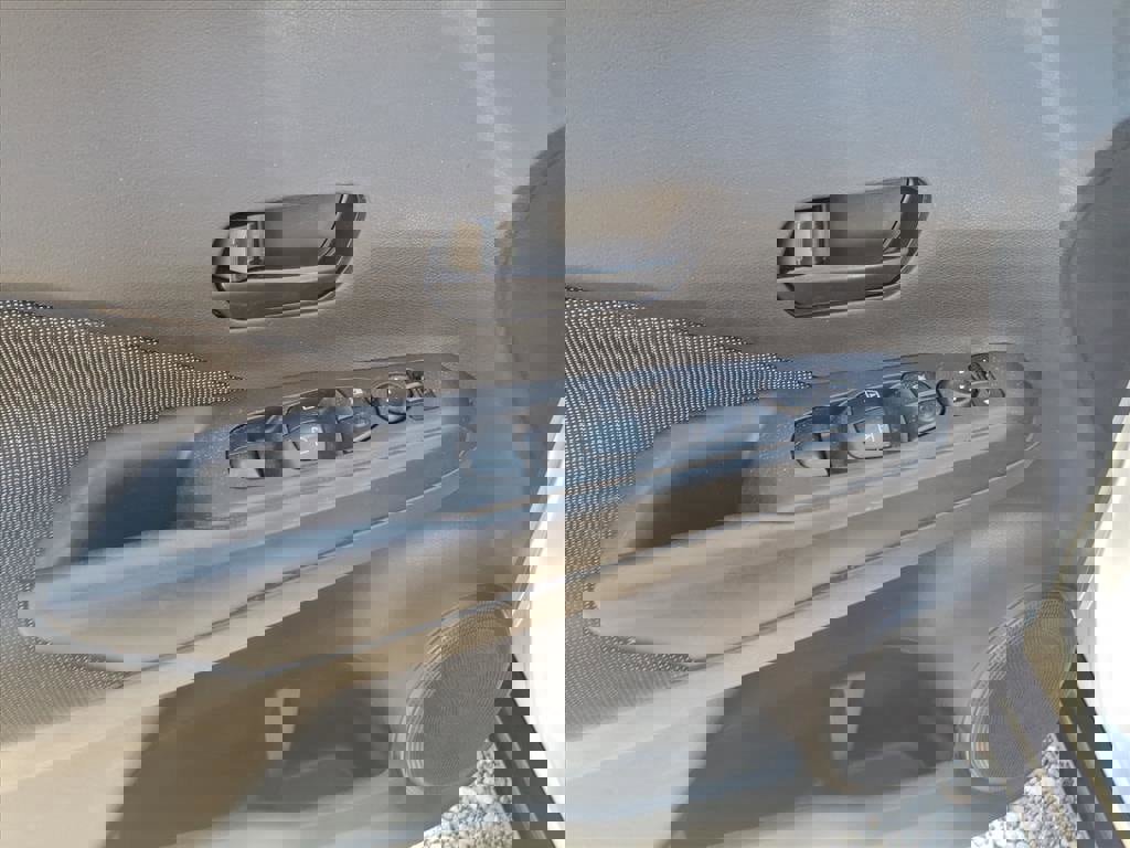 Used 2019 Nissan Kicks S image 17