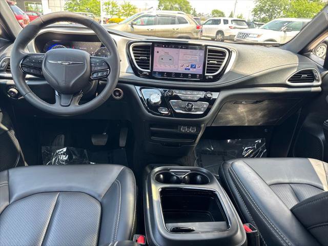 Certified 2023 Chrysler Pacifica Touring-L w/ S Appearance Package AWD/4WD image 15