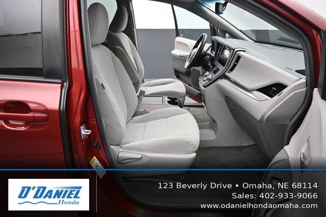 Used 2017 Toyota Sienna LE FWD image 43