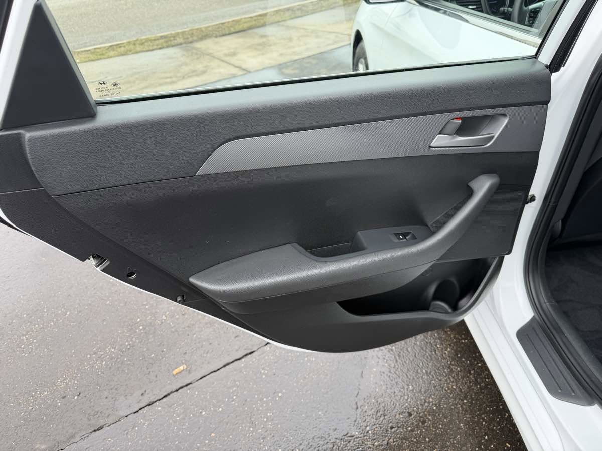 Used 2018 Hyundai Sonata SE w/ Cargo Package FWD image 13