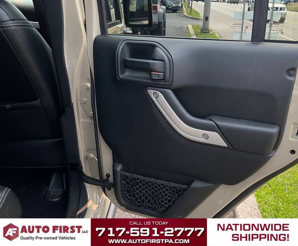 Used 2017 Jeep Wrangler Unlimited Rubicon w/ Connectivity Group AWD/4WD image 12