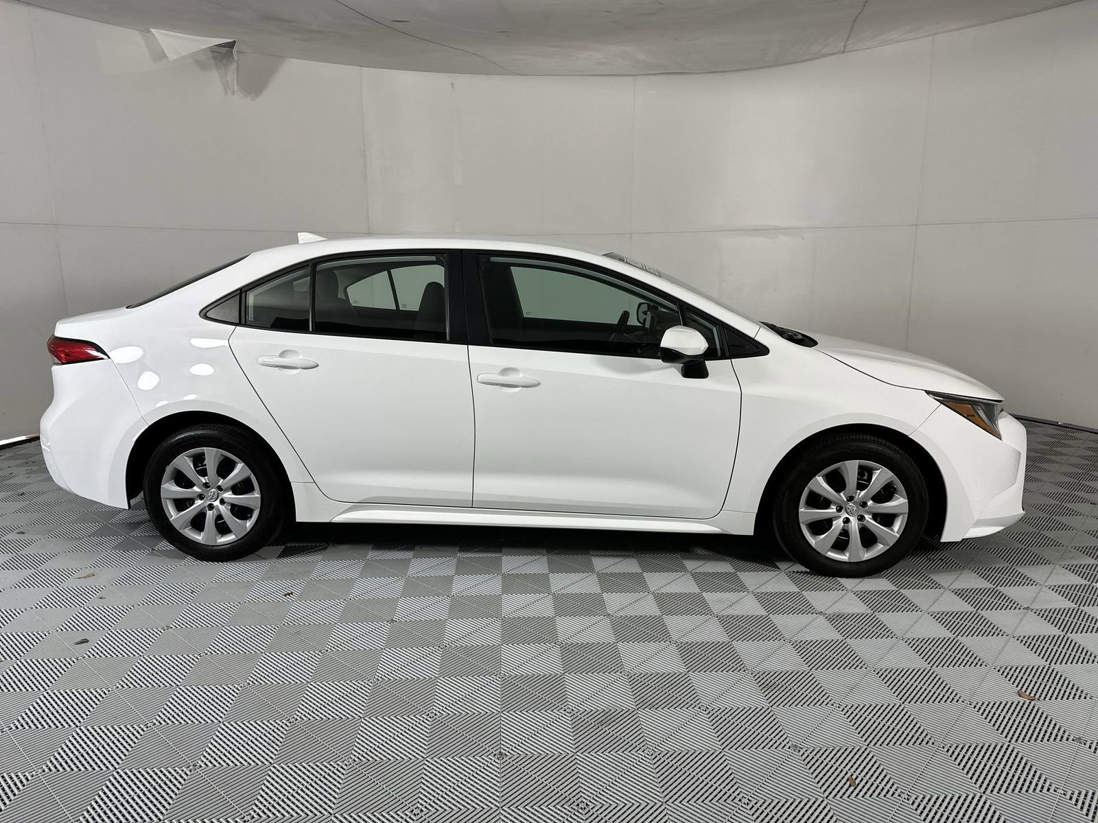 Used 2025 Toyota Corolla LE FWD image 9