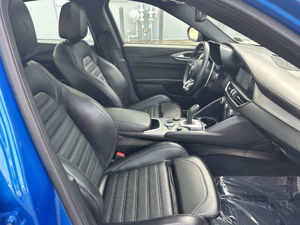 Used 2025 Alfa Romeo Giulia AWD image 14
