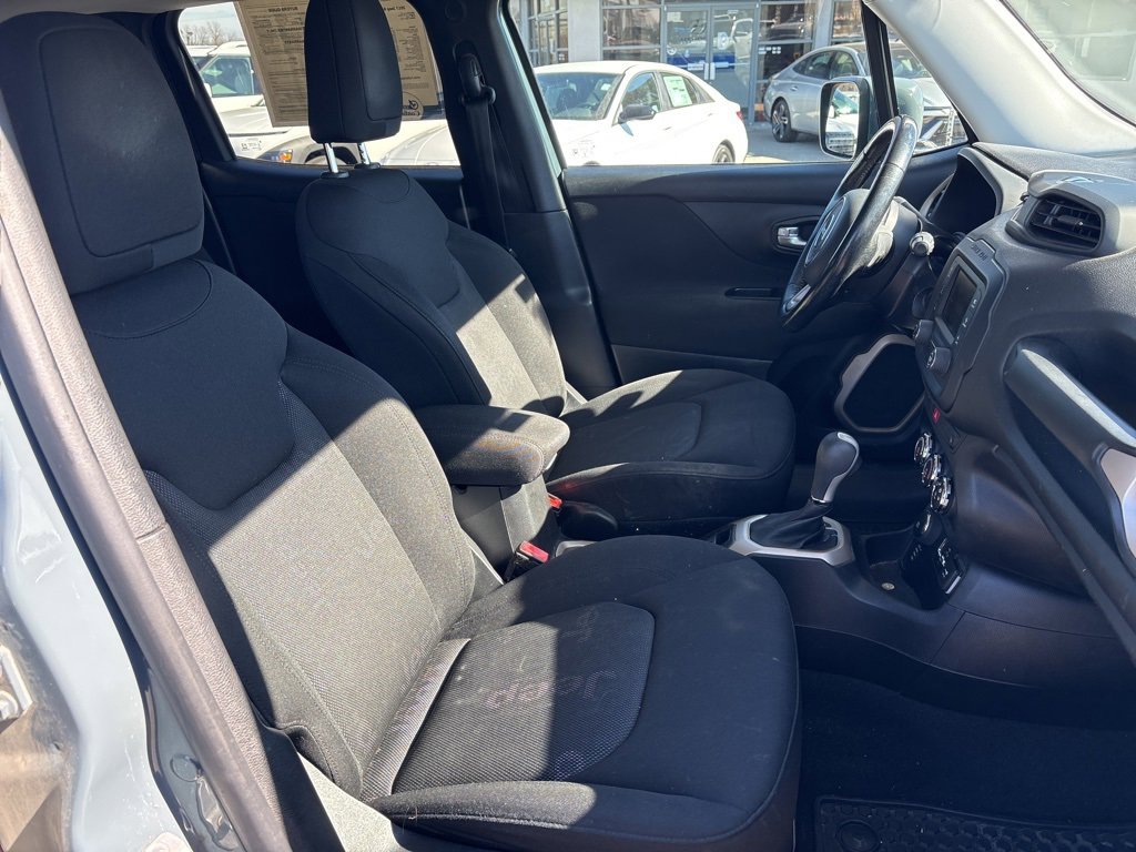 Used 2017 Jeep Renegade Latitude w/ Cold Weather Group image 11