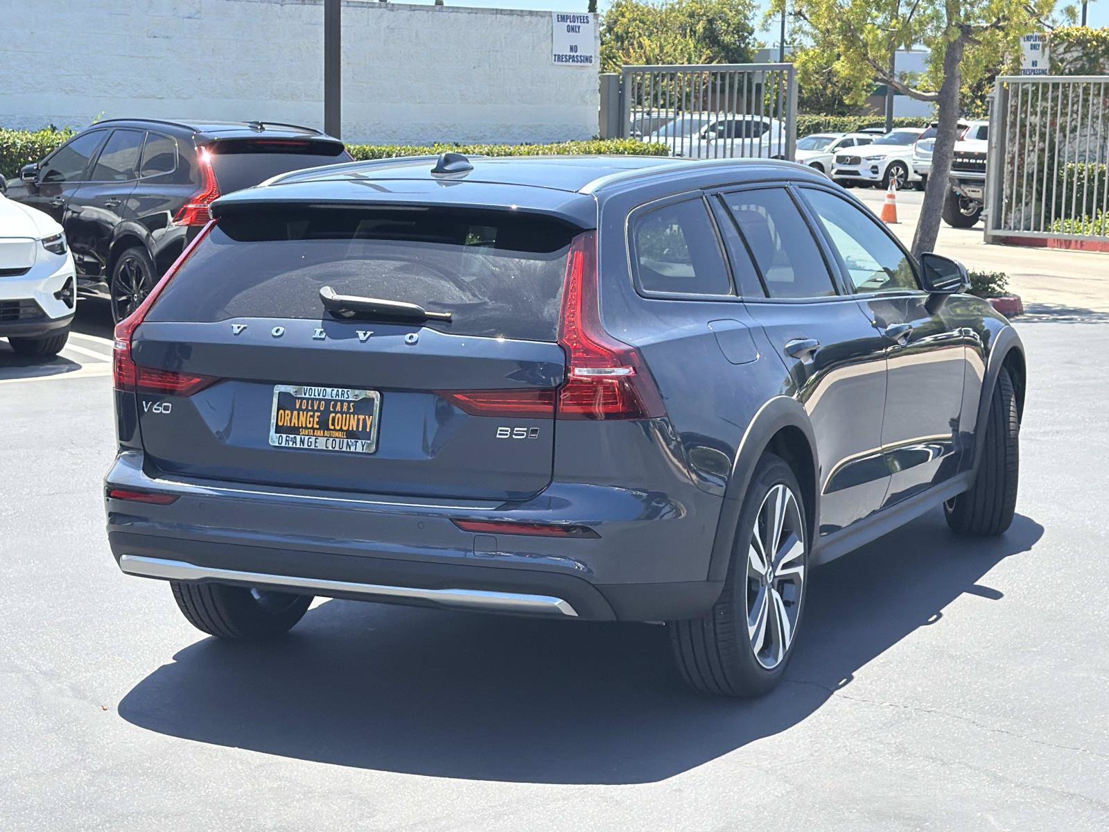 New 2026 Volvo V60 B5 Cross Country Plus w/ Climate Package AWD/4WD image 6