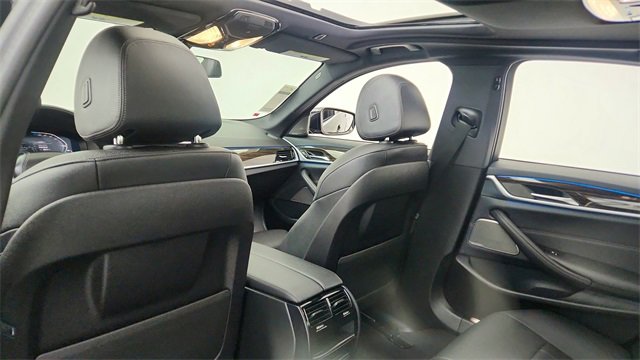 Used 2023 BMW 530e xDrive w/ Premium Package image 30