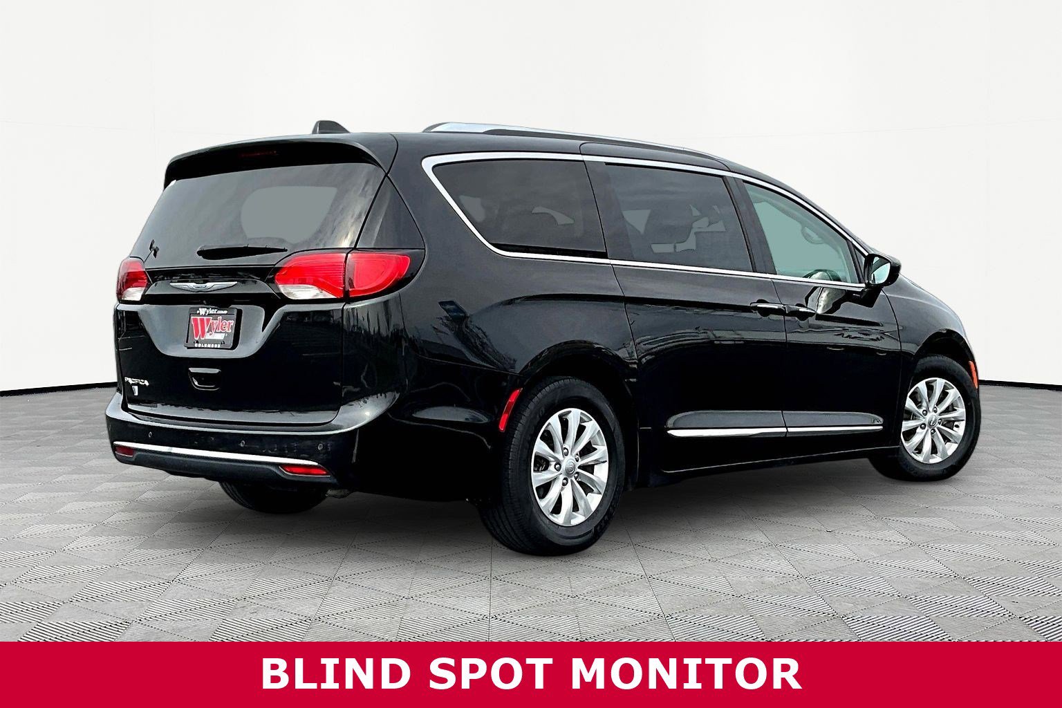 Used 2018 Chrysler Pacifica Touring-L image 7