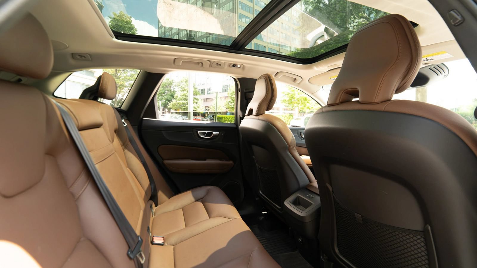 Used 2019 Volvo XC60 T5 Momentum w/ Multimedia Package AWD/4WD image 17