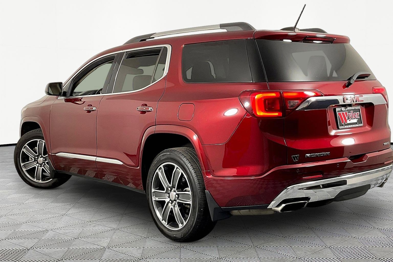 Used 2018 GMC Acadia Denali w/ Technology Package AWD/4WD image 4