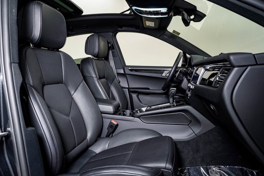 Certified 2025 Porsche Macan image 15