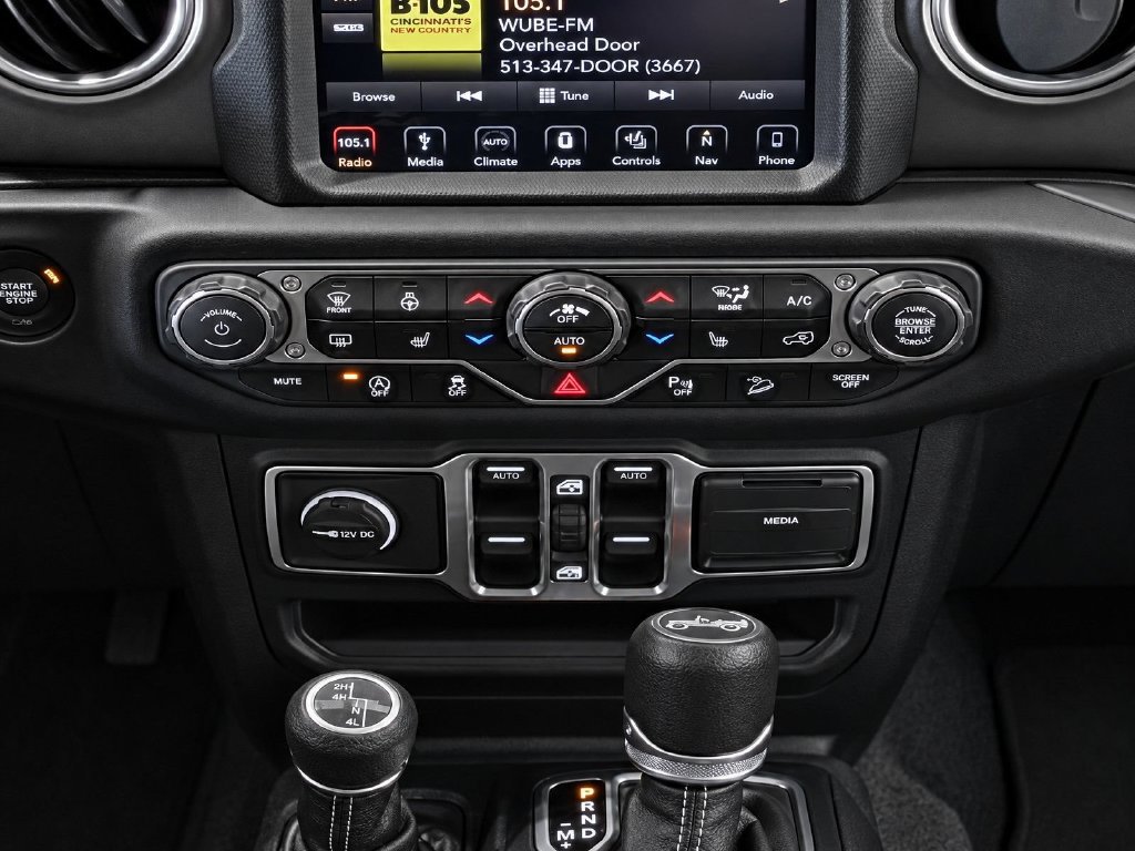 Used 2018 Jeep Wrangler Unlimited Sahara AWD/4WD image 17