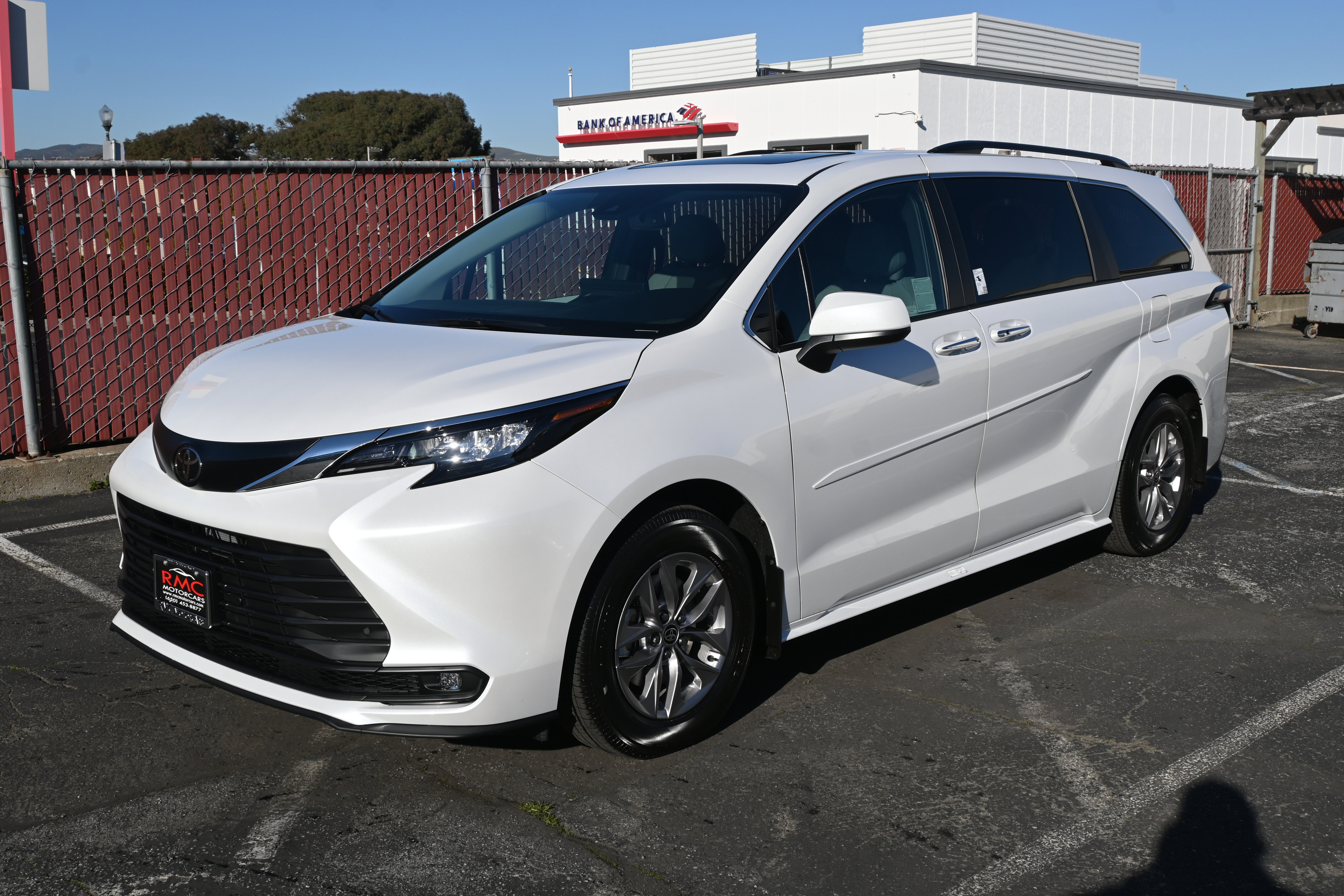 Used 2026 Toyota Sienna XLE image 1