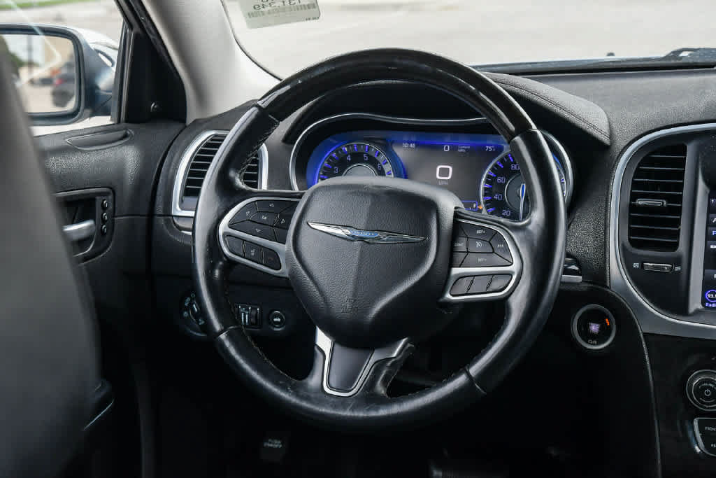 Used 2018 Chrysler 300 Limited RWD image 5