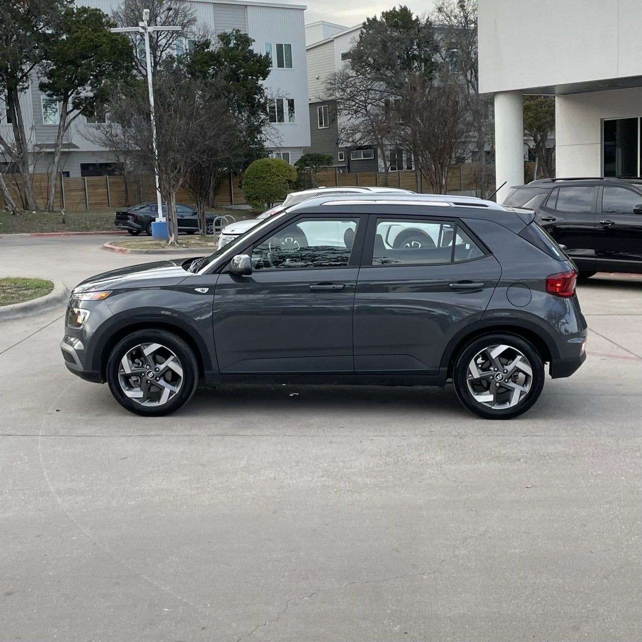 Used 2025 Hyundai Venue SEL image 3