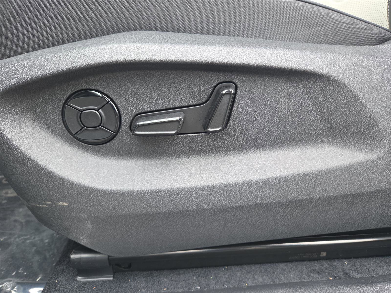 New 2025 Volkswagen Tiguan SE image 15