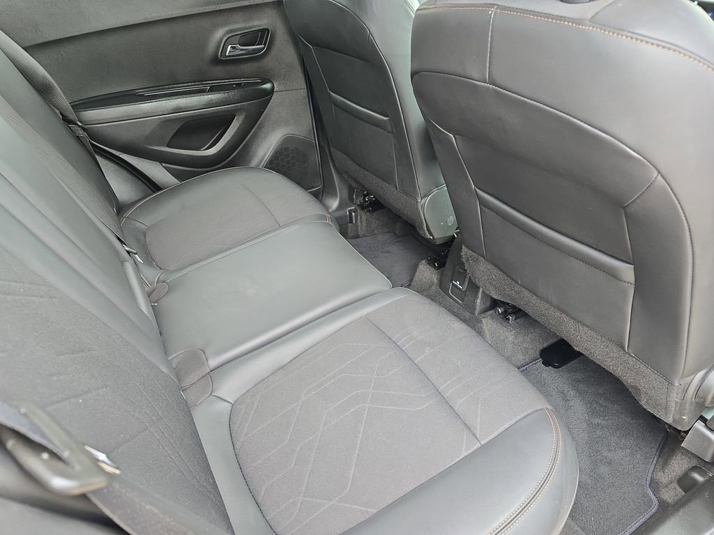 Used 2022 Chevrolet Trax LT w/ LT Convenience Package FWD image 11