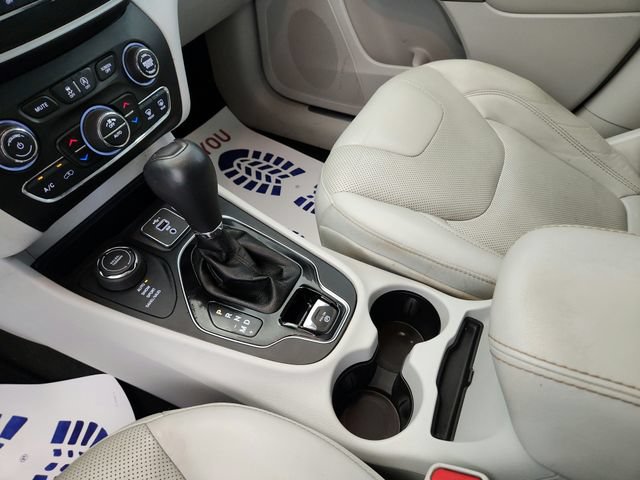 Used 2019 Jeep Cherokee Limited AWD/4WD image 16