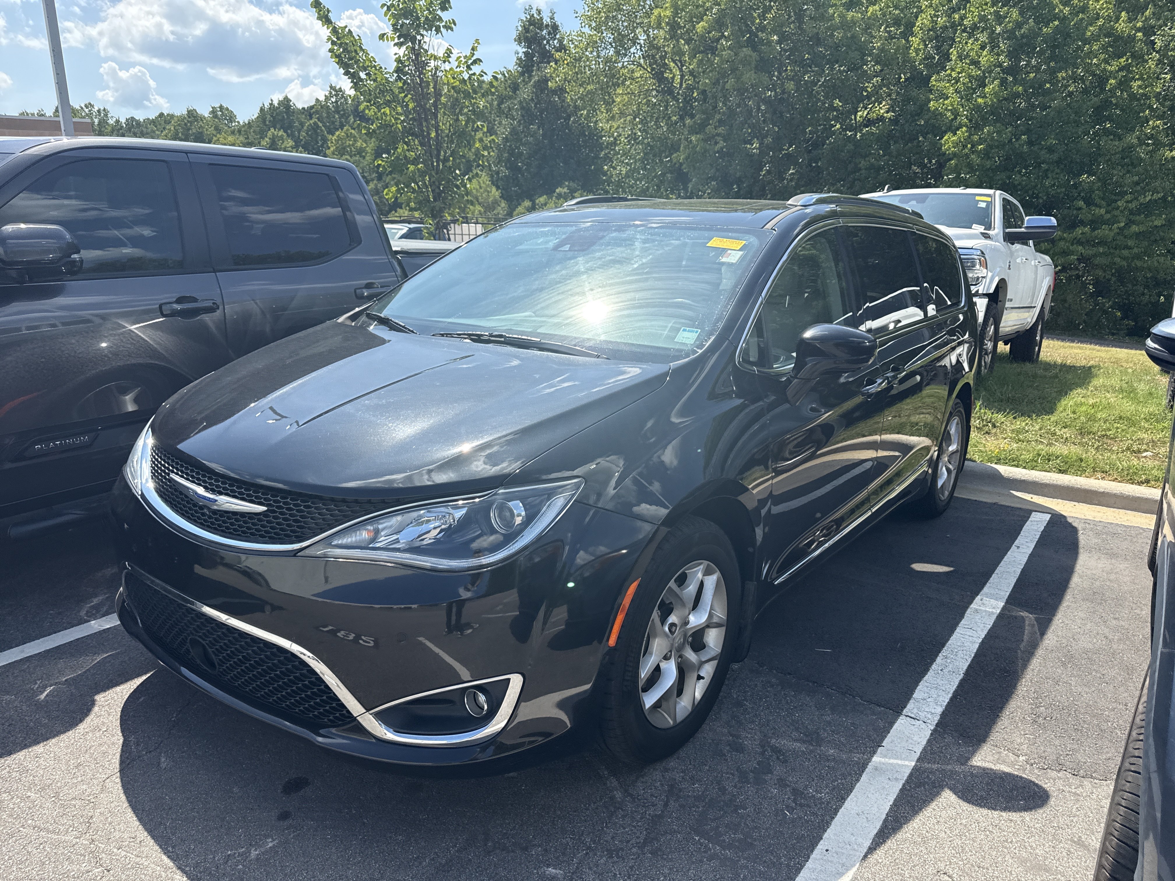 Used 2019 Chrysler Pacifica Touring-L Plus w/ Advanced Safetytec Group FWD image 8