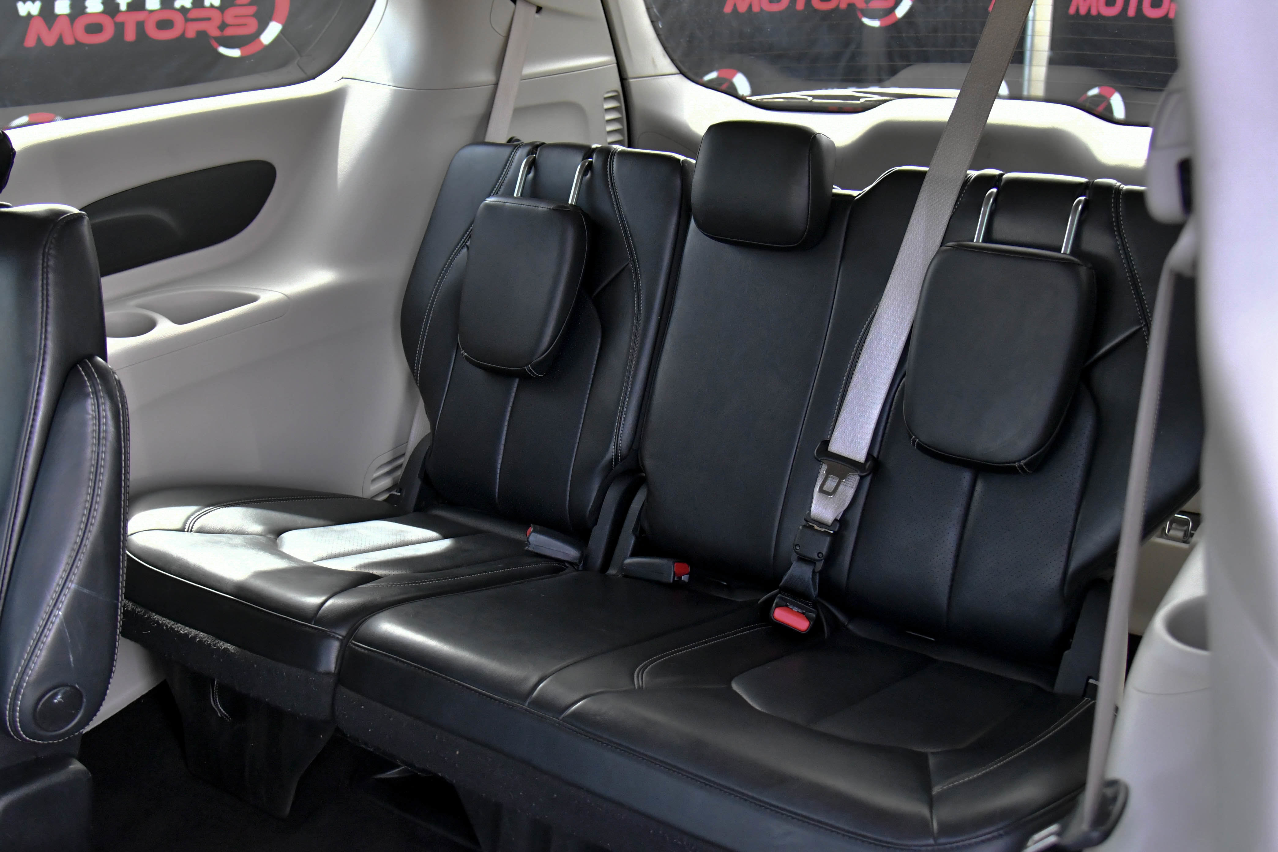 Used 2023 Chrysler Pacifica Touring-L image 38