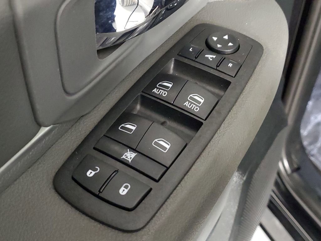 Used 2018 RAM 1500 SLT image 12