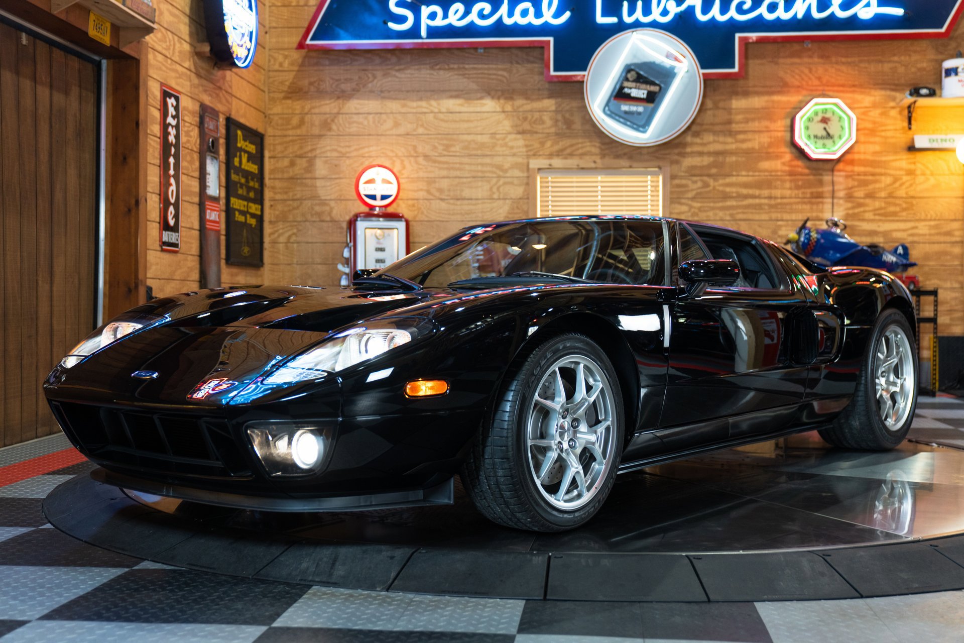 Used 2006 Ford GT image 16