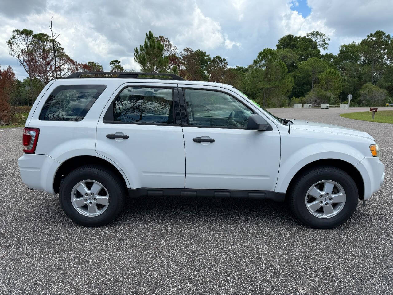 Used 2009 Ford Escape XLS FWD image 6
