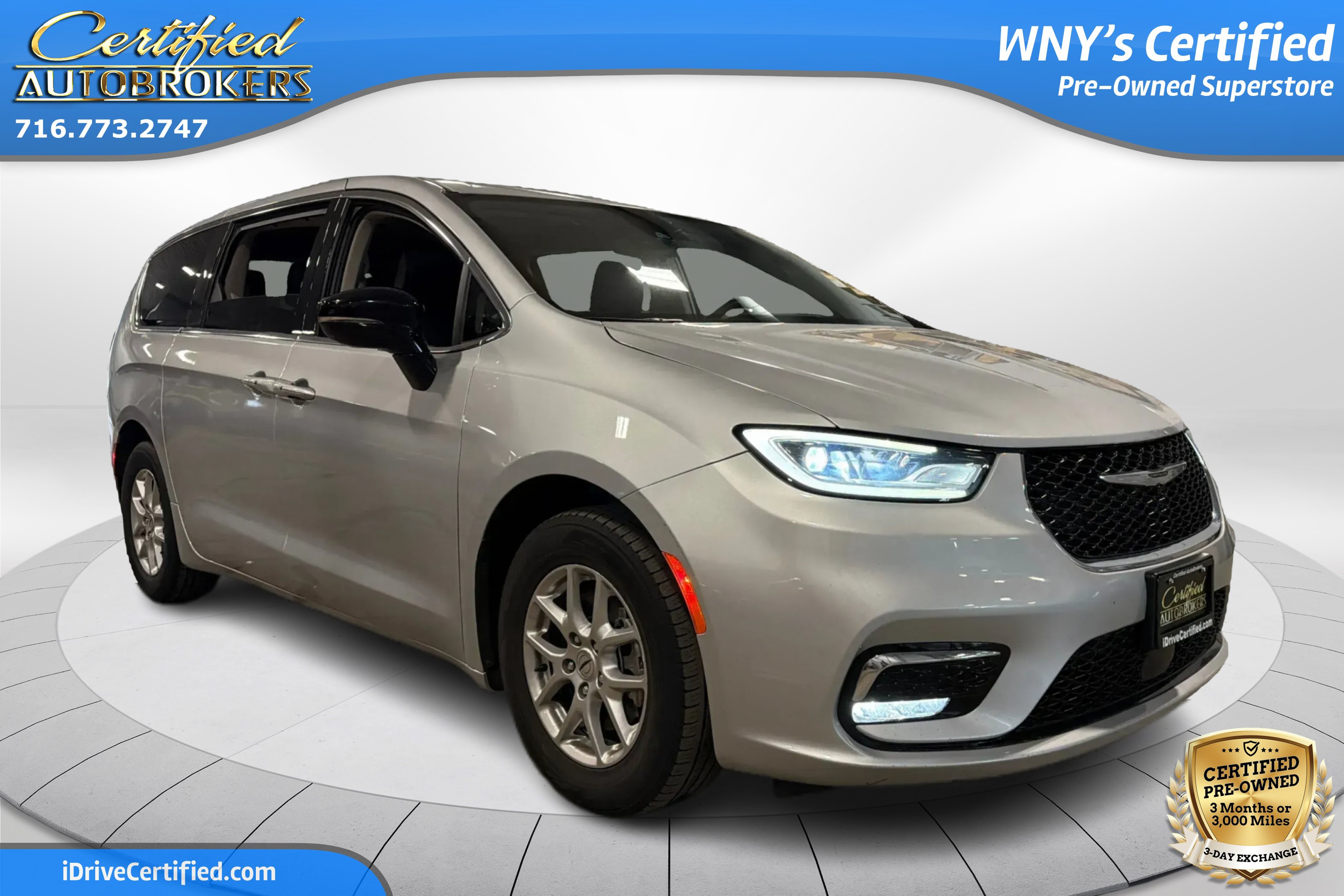Used 2024 Chrysler Pacifica Touring-L FWD image 3