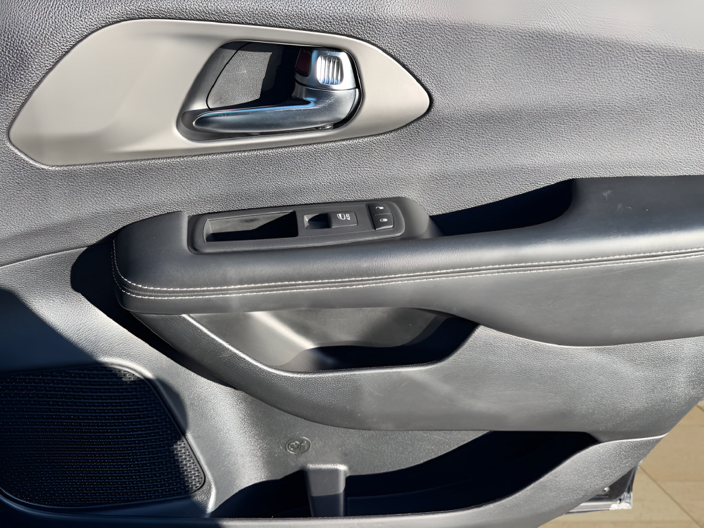 Used 2025 Chrysler Pacifica Select FWD image 26