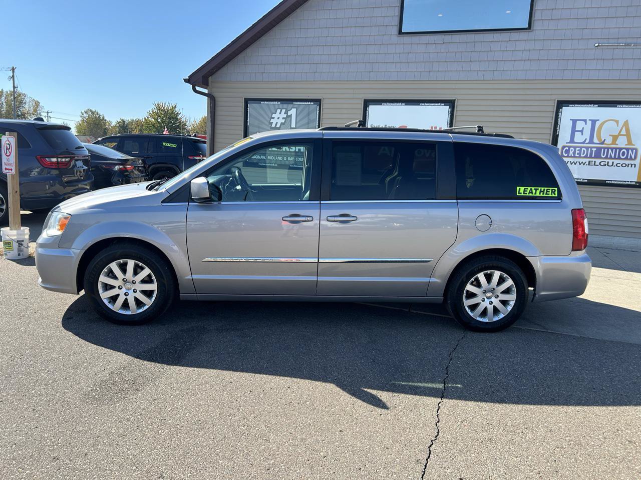 Used 2016 Chrysler Town & Country Touring FWD image 8