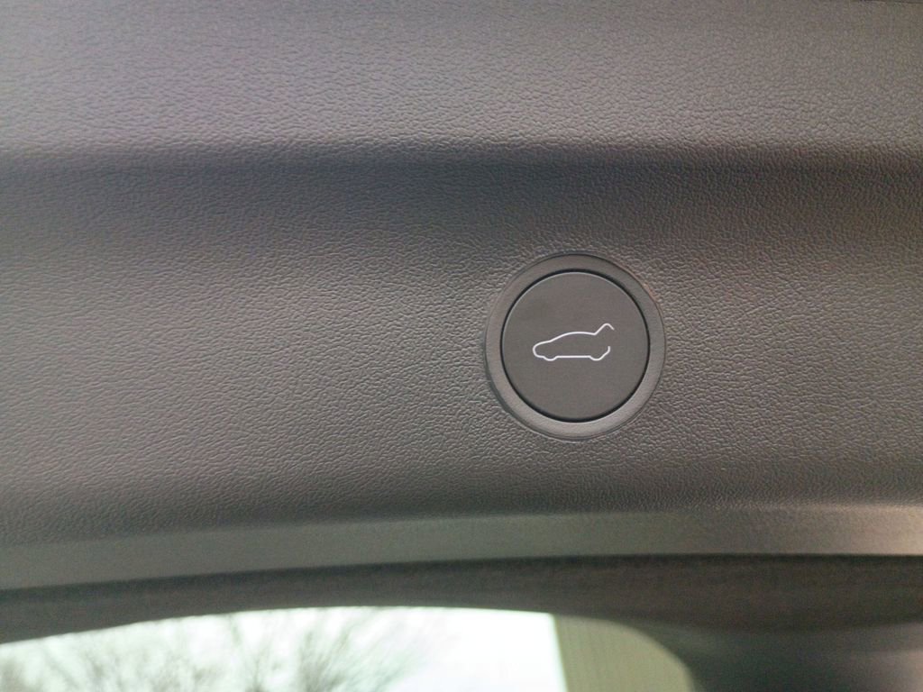 Used 2025 Tesla Model Y Long Range image 33