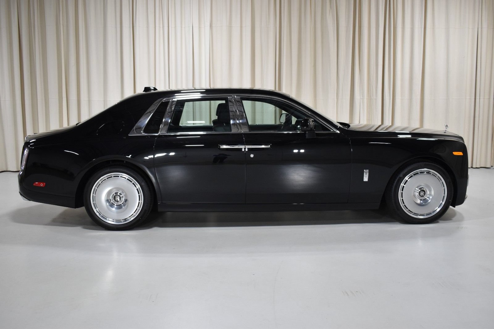 New 2027 Rolls-Royce Phantom Sedan RWD image 6