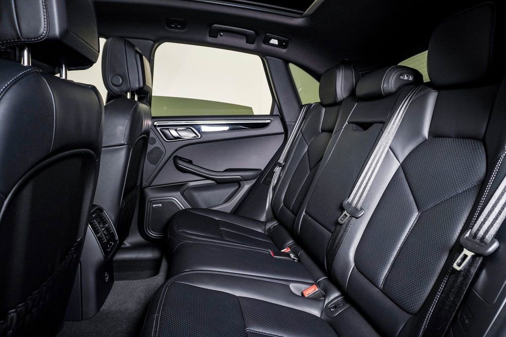 Certified 2025 Porsche Macan image 17