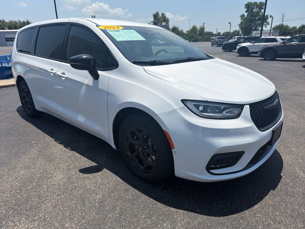 Used 2024 Chrysler Pacifica Limited FWD image 4