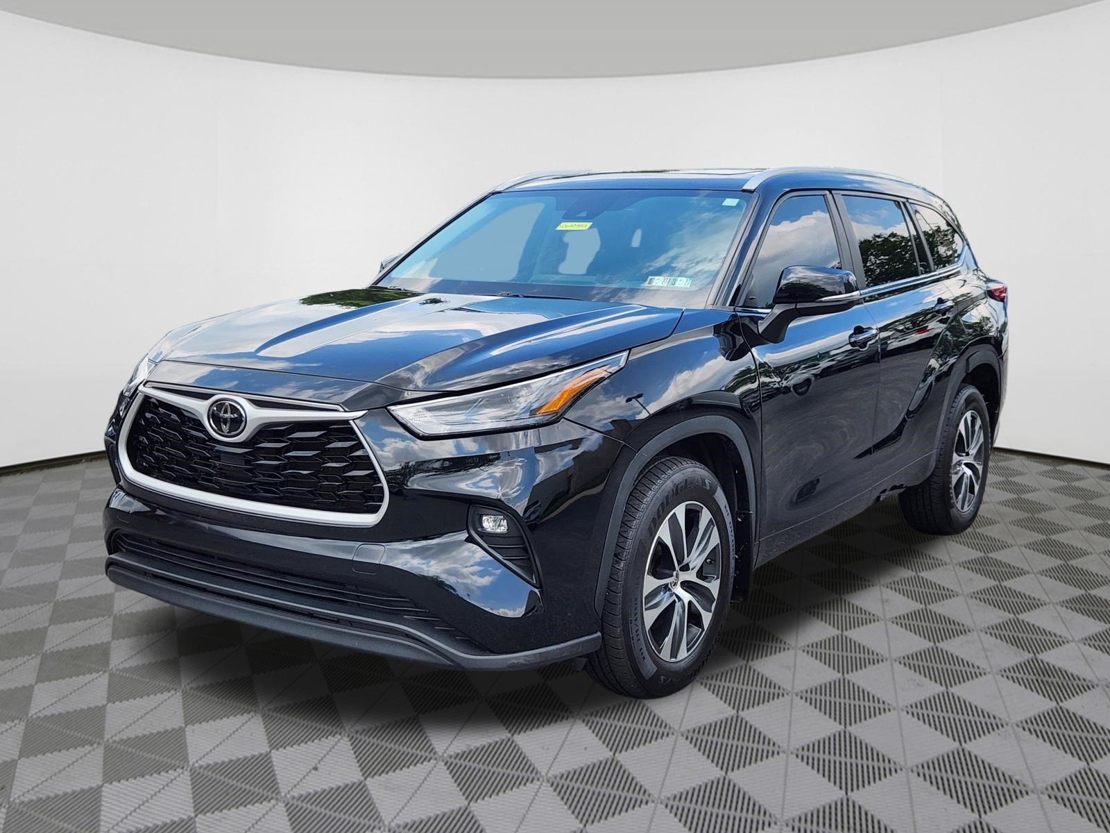 Used 2023 Toyota Highlander XLE AWD/4WD image 2