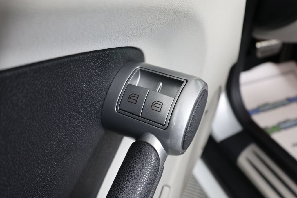 Used 2010 Mercedes-Benz SLK 350 image 21