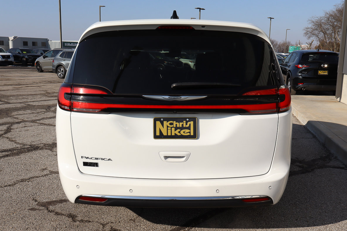 Used 2023 Chrysler Pacifica Touring-L image 5