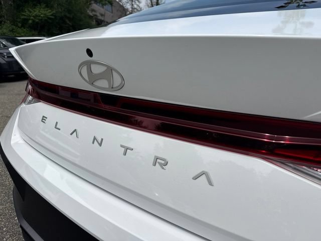 Used 2025 Hyundai Elantra SE FWD image 11