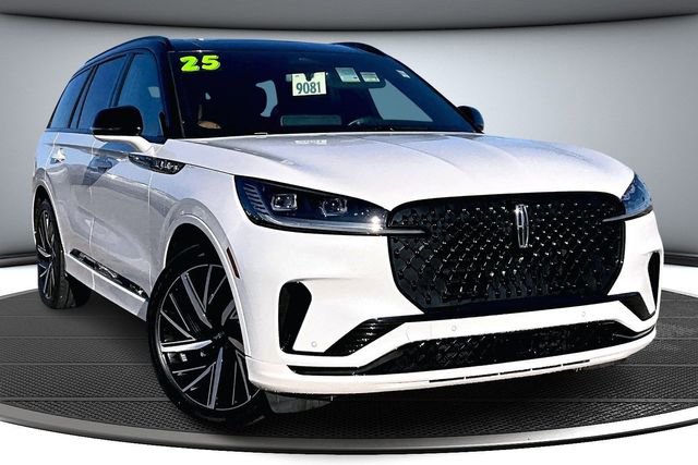 Used 2025 Lincoln Aviator Black Label w/ Black Label Special Edition image 3