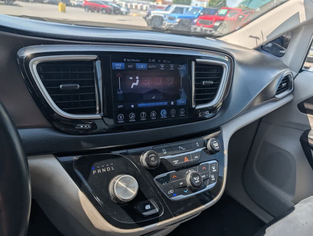 Used 2017 Chrysler Pacifica Touring-L FWD image 11