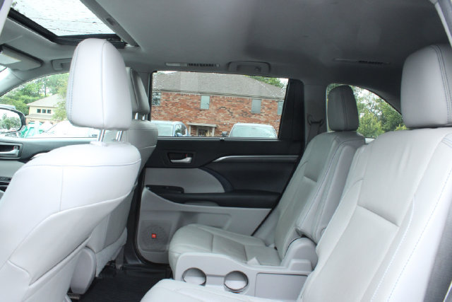 Used 2017 Toyota Highlander Limited AWD/4WD image 31