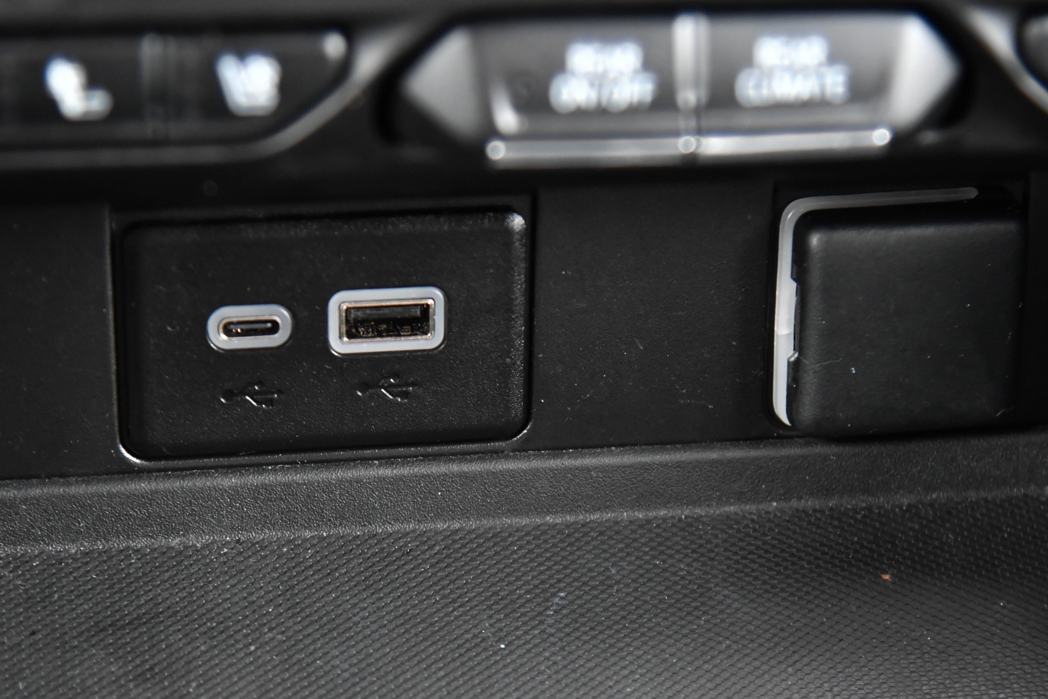 Used 2023 Chevrolet Suburban Premier image 28