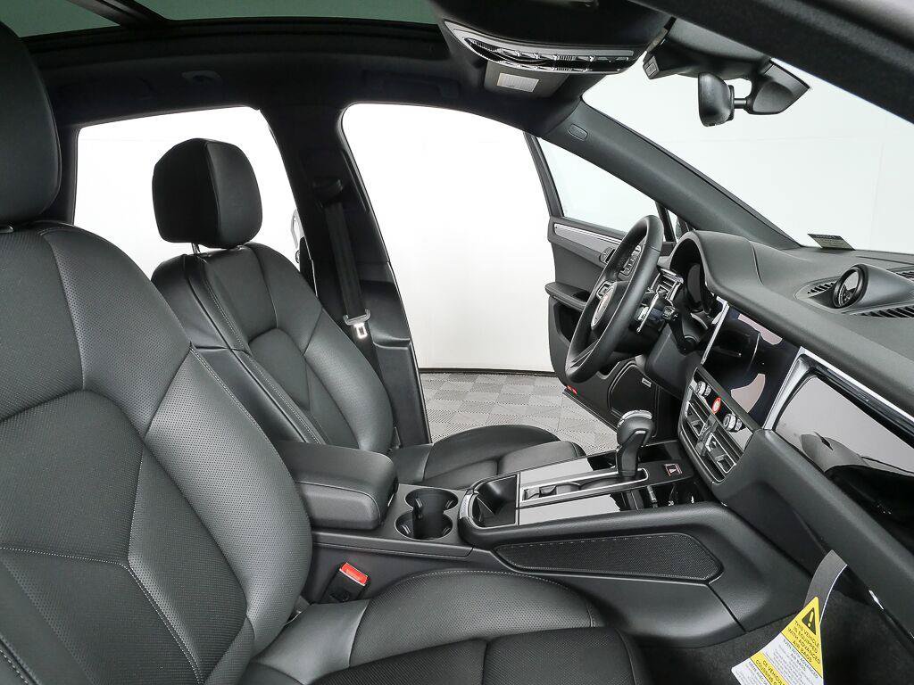 Certified 2026 Porsche Macan AWD/4WD image 22